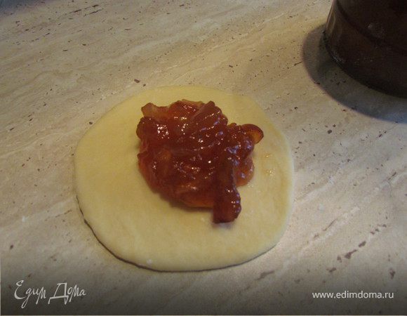 В середину каждой лепешки надо положить начинку и сформировать пирожки.