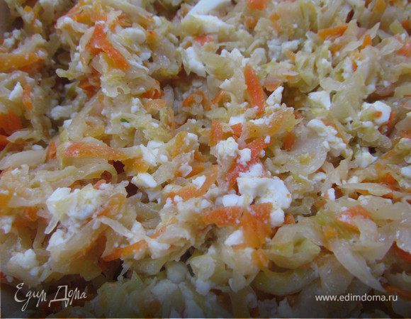 Начинка №1 - тушеная капуста. Надо нашинковать капусту, натереть морковку на крупной терке, нарубить лучок. Сначала овощи обжариваем на растительном масле, затем вливаем немного воды, всыпаем соль и приправы и тушим до готовности под крышкой. Отвариваем яйца, натираем их на крупной терке и перемешиваем с капустой. Когда капуста остынет, начиняем пирожки.