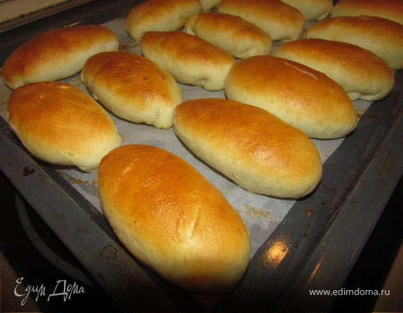 Духовку разогреваем до 200-210С. Каждый пирожок смазываем взбитым яйцом с молоком. Выпекаем пирожки минут 15-20 до зарумянивания. 