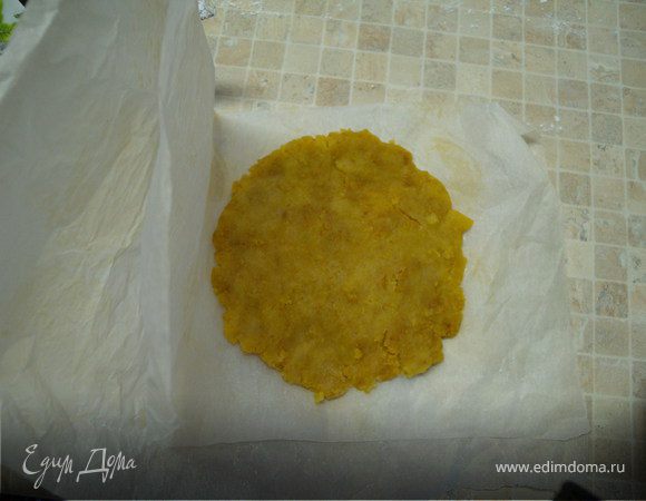 Из оставшихся шариков и срезанной верхушки от бисквита (которую мы откладывали в сторону) сделать "крышку" которая в итоге станет дном.