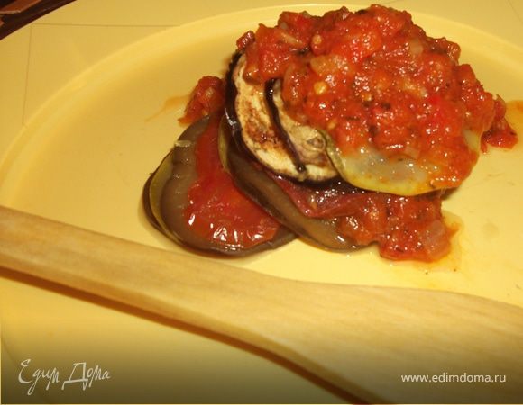 Помидоры, баклажаны, кабачки нарезать тонкими кружочками. Форму смазать оливковым маслом. Выкладывать по спирали слоями нарезанные овощи. выложив до середины формы немного посолить, сбрызнуть лимонным соком и оливковым маслом. Тоже самое сделать выложив самый последний слой.


Поставить овощи в духовку (220 С), на 30 минут, после открыть крышку и держать еще двадцать минут.





Соус:
Обжарить на оливковом масле мелко нарезанный лук, чеснок, добавить мелко нарезанный красный перец. Помидоры очистить от кожуры, измельчить и тоже на сковородку.
Посолить, добавить паприку, лимонный сок, эстрагон. Тушить 10 минут.


Подавая к столу хорошо полить соусом( не жалейте, чем больше тем вкуснее!)

Приятного аппетита!