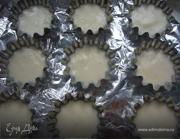 Наполнить формы на 1/3 и выпекать в разогретой духовке 200 г./около 25 мин.Остуди/смажь кремом/нанеси капельки красителя фиолетовый цвет(деревянной палочкой)и укрась цветком.