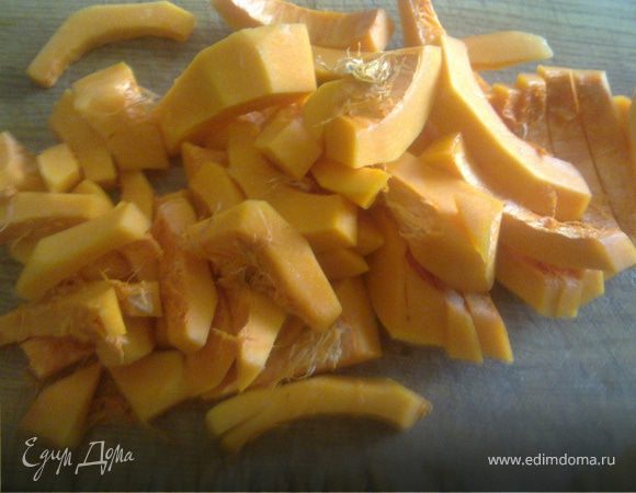 Нарезаем тыкву небольшими кусочками,предварительно очистив от кожуры.Немного оставляем тыквы для начинки на дно формы.