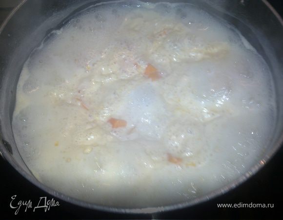 Заливаем тыкву молоком и ставим на огонь проварить ее до мягкости.Присолить,немного добавить сахар.