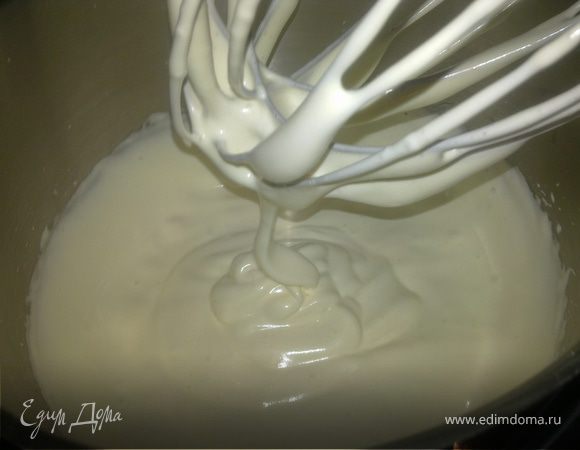 Яйца перемештваем с сахаром и взбиваем миксером до пышной пены.