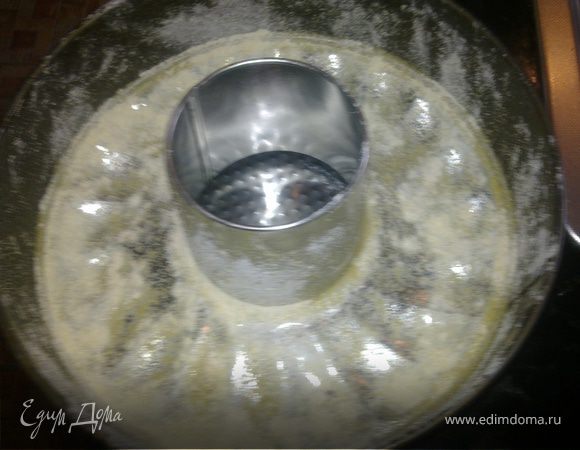 Пока взбиваются яйца,варится тыква,берем разъемную форму для кекса,смазываем ее растительным маслом и хорошо присыпаем кукурузной мукой(можно обычной или панировочными сухарями)Но кукурузной мукой будет нежнее.