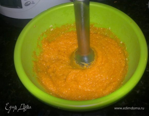 Тыква сварилась,блендером измельчаем ее в пюре.Даем остыть.