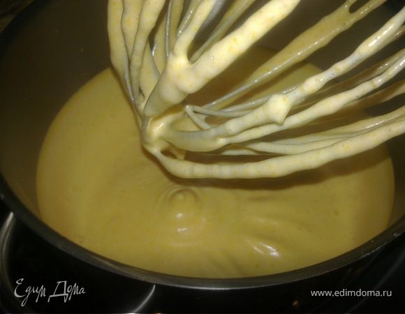 Тыквенное пюре остыло,не останавливаясь добавляем его постепенно к взбитым с сахаром яйцам.