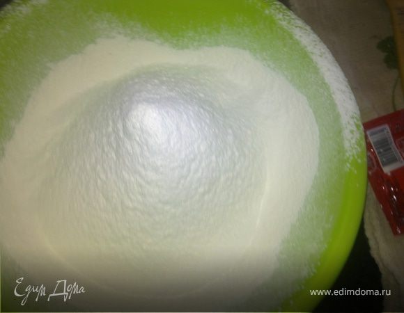 Затем просеиваем муку(обязательно)ваниль,разрыхлитель,корицу и потихоньку всыпаем в нашу тыквенно-яичную смесь не переставая помешивать га малых оборотах.