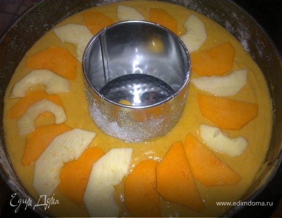 После этого готовое тесто заливаем в нашу форму ,распределив равномерно.Сверху выкладываем тоже попеременно пластинки яблока и тыквы.