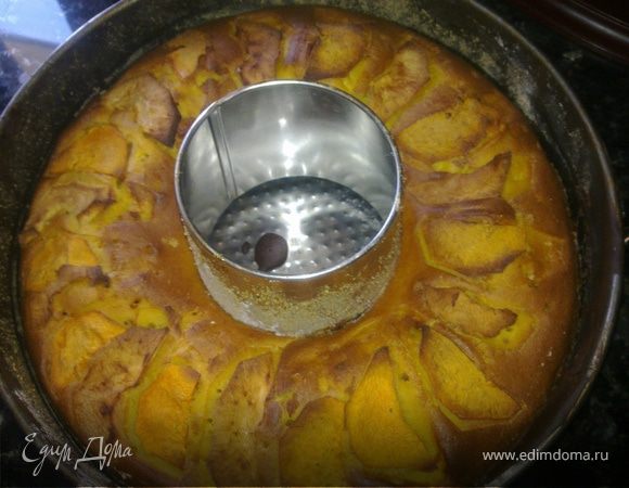 В разогретую до 200 градусов духовку,ставим наш веночек на 40-50 минут.Прверить гтовность деревянной палочкой.