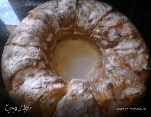 Готовый веночек нарезаем на порционные кусочки,хорошо присыпаем сахарной пудрой и просим к чаю!