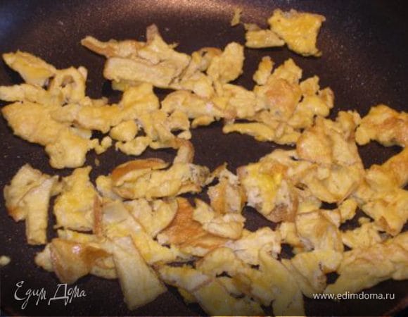 Взбитые яйца смешать с 1/4 ч.л. соевого соуса и поджарить на растительном масле. Разрезать на маленькие кусочки и выложить на тарелку.
