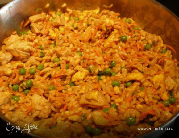 Добавить морковь, горошек, рис, жаренные яйца, соевый соус и уксус. Жарить 3 минуты, постоянно помешивая. Выключить огонь, накрыть крышкой и дать постоять несколько минут. 