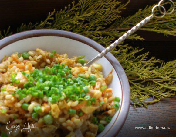 Зеленую часть лука мелко порезать и посыпать ризотто. Подавать немедленно! 