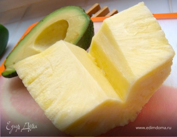 Ананас очистить и разрезать пополам, удалить сердцевину. Каждую половинку разрезать еще раз вдоль пополам и нарезать тонкими ломтиками, по четыре ломтика с каждой стороны. Слегка присолить.