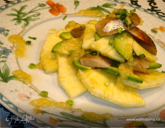Теперь сооружаем горку. Выкладываем по кругу ломтики ананаса, затем авокадо,  еще раз ананасы, авокадо. Затем на вершину - рыбку или крабы, в конце присыпаем все лучком и заливаем соусом! 