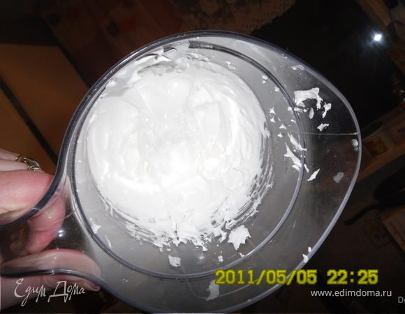 апельсины почистить от пленок и порезать,выложить в форму и присыпать сах. пудрой.

Отделить белки от желтков.Белки взбить с сахаром и ванильным сахаром.