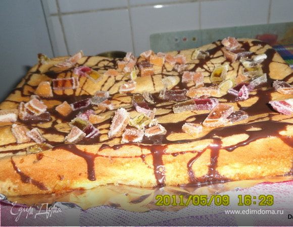 А желтки смешать с мукой,крахмалом, разрыхлителем.



Аккуратно смешать две массы и вылить в форму.



Выпекать в разогретой духовке.

Украсить кусочками мармелада и глазури(прекрасно подойдет и сгущенное какао).
