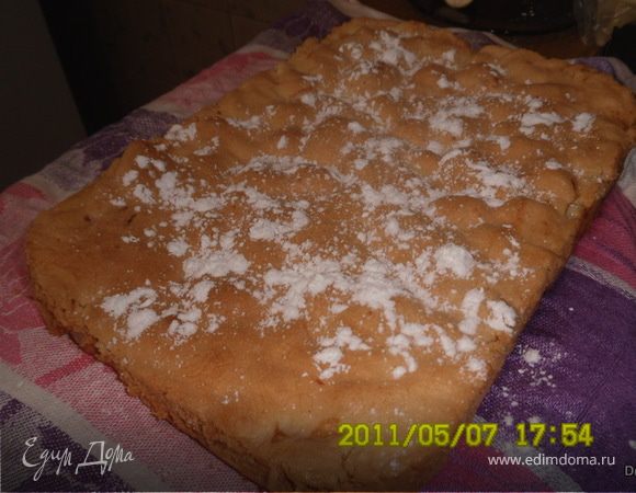 Форму смазать маслом и присыпать сухарями.

Яблоки почистить, порезать и посыпать сахарной пудрой и корицей.

Отделить белки от желтков.Белки взбить с сахаром и ванильным сахаром.А желтки смешать с мукой,крахмалом, разрыхлителем.

Аккуратно смешать две массы и вылить на яблоки.

Выпекать в разогретой духовке.

Вынуть из формы и посыпать сах. пудрой.