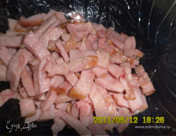 Мясо птицы   порезать соломкой и обжарить