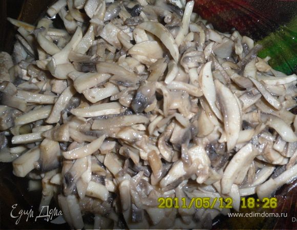 Шампиньоны порезать соломкой и обжарить в смеси растительного и сливочного масла