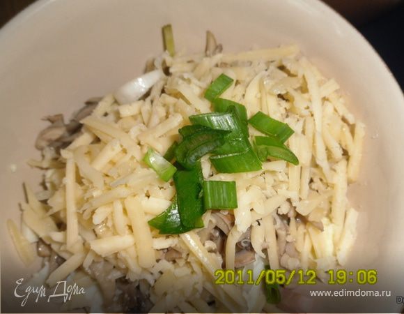 репчатый лук порезать полукольцами и ошпарить кипятком

зеленый лук - порубить

Выложить салат слоями либо положив на дно майонез с горчицей или промазывая каждый слой.

Мясо-лук-огурцы-яйца-грибы-сыр и зеленый лук.

Приятного аппетита!