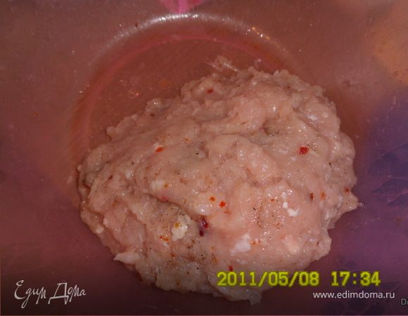 Итак, фарш куриный смешиваем со специями, солью.