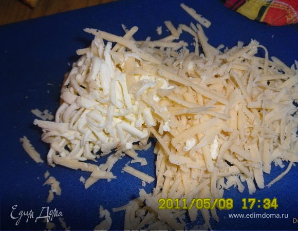 На терке трем сливочное масло и сыр, 