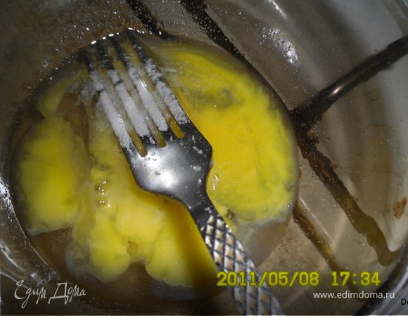 добавляем в фарш.

Яйца солим, перемешиваем.