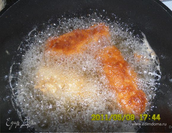 Из фарша формуем палочки и обмакиваем их в яйцо - сухари- яйцо-сухари.

Обжариваем во фритюре.