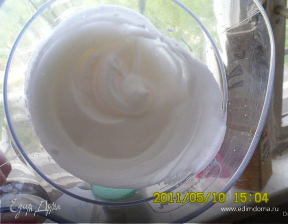 Маргарин растопить и поставить чтоб охладился. Соедините желтки, сахар, ваниль и воду. Взбить миксером, добавить маргарин и снова взбить. Белки взбить в крутую пену. 