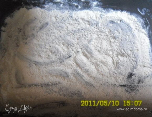 Форму с высокими бортиками, неразьемную, смазать маслом и посыпать мукой