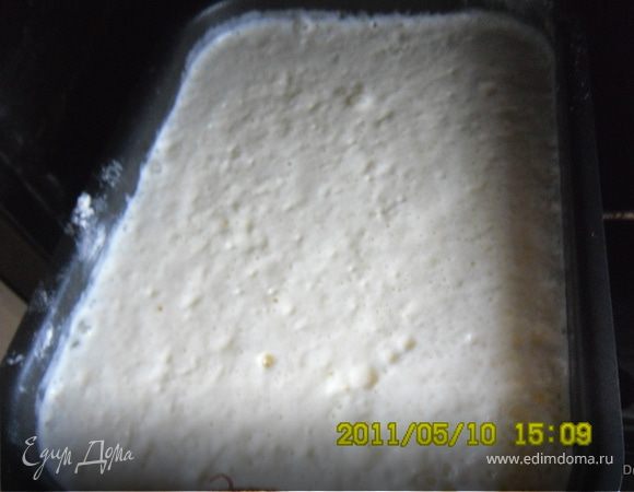 вылить аккуратно тесто