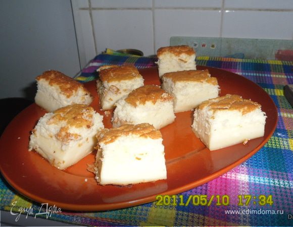 Когда остынет нарезать на квадратики и посыпать сахарной пудрой.