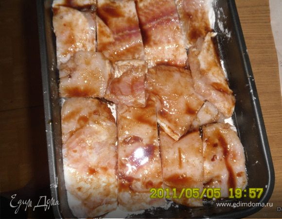 Лук порезать кольцами и обжарить.Морковь и сыр натереть на терке.

Форму смазать маслом и присыпать мукой.Выложить в форму рыбку, смазать ее соевым соусом,