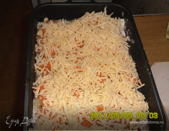 выложить жаренный лучок, морковь и сыр.