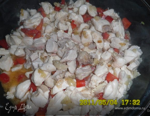 Обжарить порубленные лук с чесноком.Добавить порезанное на кусочки куриное филе,затем перец кусочками.Все это подтушить.