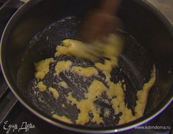 Сливочное масло растопить в небольшой кастрюле, добавить муку, выключить огонь и вымешать. Поставить на огонь еще на 2 минуты.