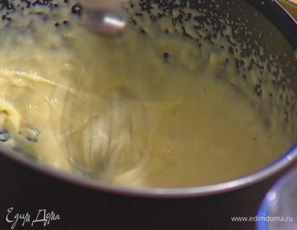 Желтки взбить миксером. Непрерывно взбивая молочный соус, медленно влить в него взбитые желтки. 
