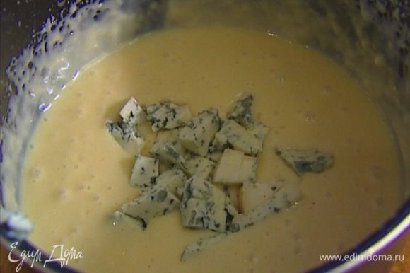 Голубой сыр нарезать небольшими кубиками, добавить в суфле.