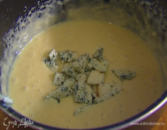 Голубой сыр нарезать небольшими кубиками, добавить в суфле.