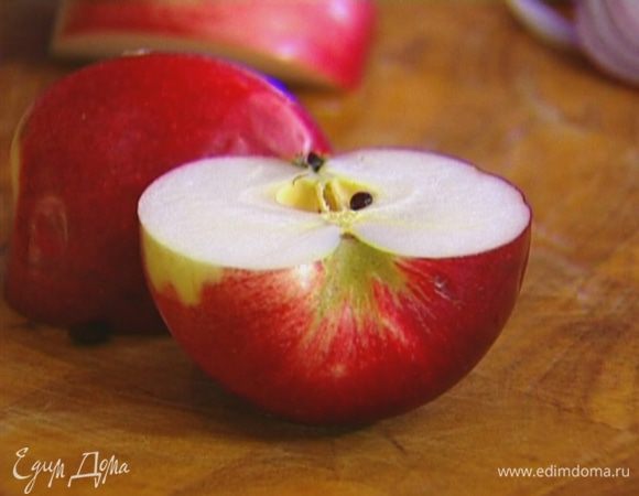 Яблоко разрезать на части и вырезать сердцевину.