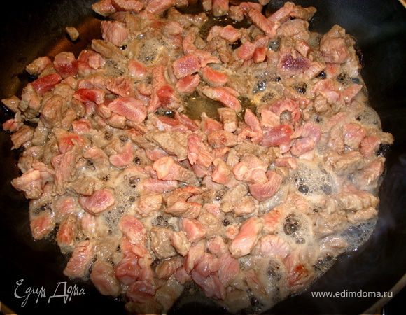 Говядину обжарить в кунжутном или растительном масле 10 минут…