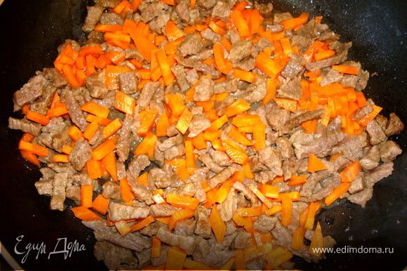 Добавить к мясу морковь и еще раз все хорошо обжарить, минут 10…