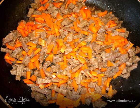 Добавить к мясу морковь и еще раз все хорошо обжарить, минут 10…