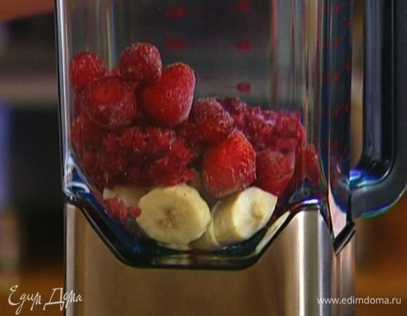 Банан почистить, нарезать на кусочки и поместить в блендер.