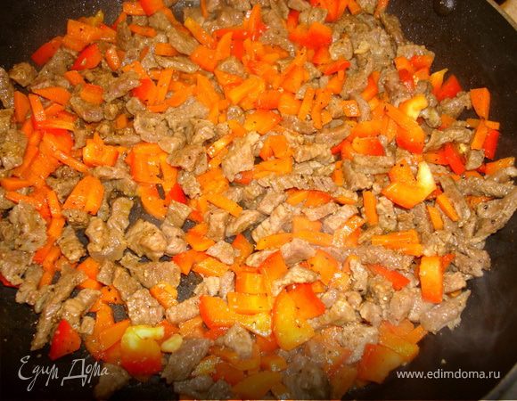 Нарезанный мелкими брусочками болгарский перец добавить в сковороду и обжарить еще минут 5… Добавить соевый соус, чеснок (мелко порубленный или отжатый через пресс), густо посыпать черным молотым перцем и протушить еще пару минут…