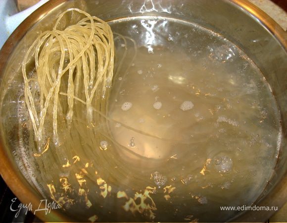 Крахмальную лапшу отварить в подсоленной воде или запарить кипятком (читаем инструкцию на упаковке)… У меня лапша корейская, без единого слова по-русски, поэтому действую интуитивно и варю ее 10 минут… все получилось… 