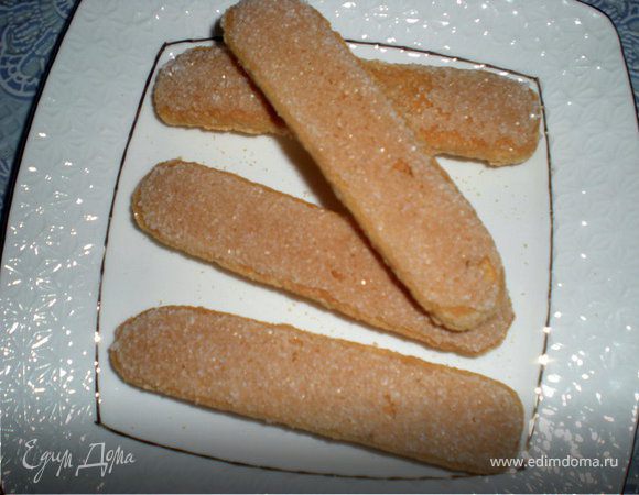 И ещё один вариант приготовления бисквитных палочек:
МАСТЕР -КЛАСС от шеф-повара ресторана"L*Albero" Николы Канути.
Взбить 7 белков с 250г сахара,добавить ванильный сахар,100г муки,100г крахмала,перемешать,всыпать 1 ч.л.сухих дрожжей,добавить желтки и взбить миксером.Испечь полоски теста при 200гр.в течении 10-12 мин.
